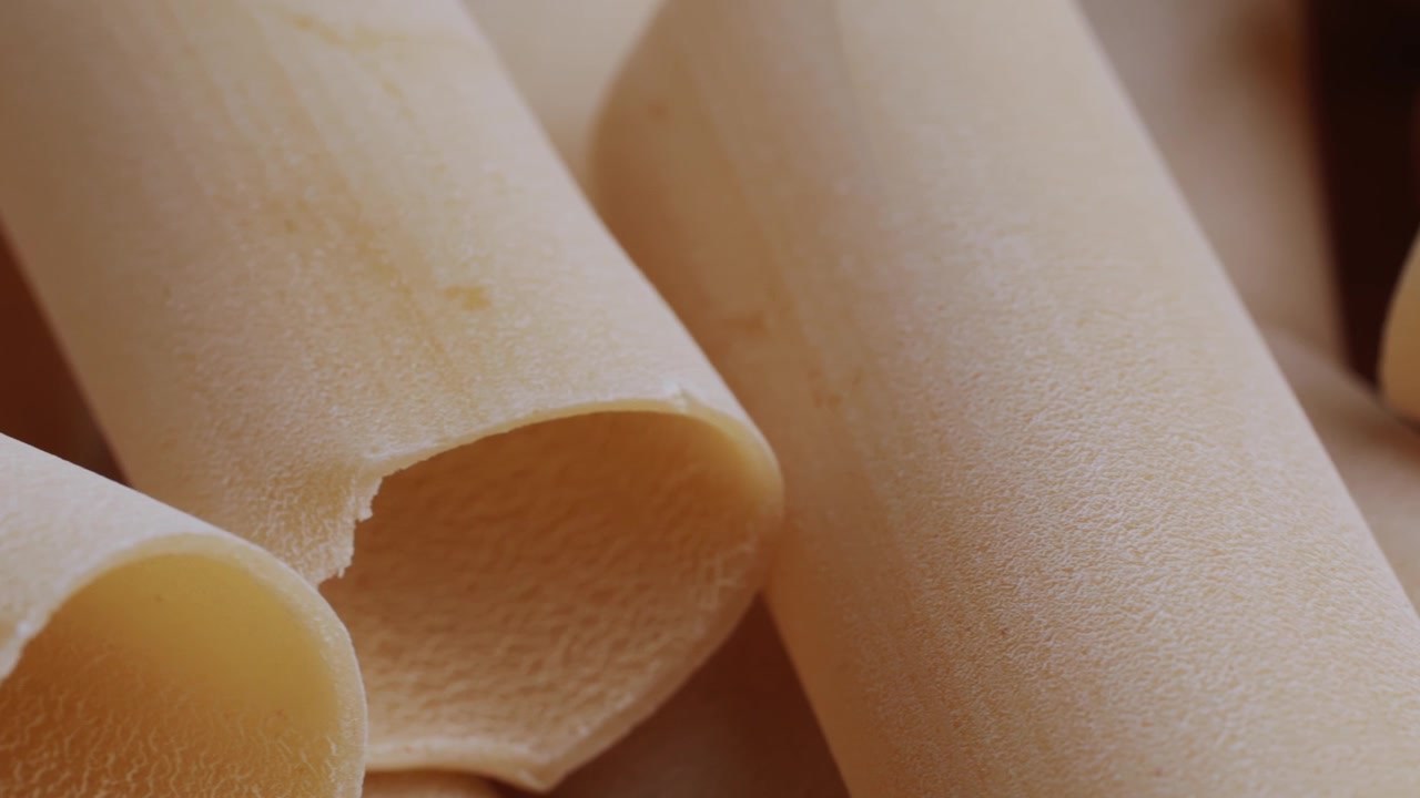 Makrolähikuva raaoista cannelloni-pastaputkista