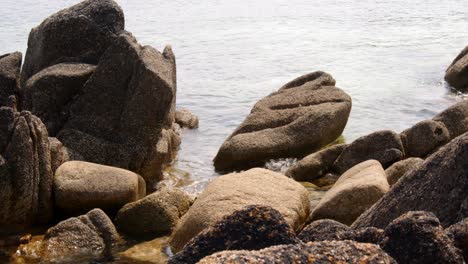 Eine-Reihe-Erodierter-Felsen-Und-Das-Meer,-Das-Sie-Umspült,-Dann-Am-Strand-Von-St.-Agnes-Auf-Den-Scilly-Inseln-4-Von-6