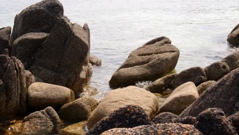 Una-Serie-De-Rocas-Erosionadas-Y-El-Mar-Chapoteando-En-La-Playa-De-Santa-Inés-En-Las-Islas-Sorlingas-4-De-6