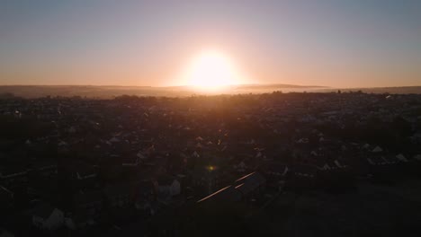 Antena:-Panorámica-De-La-Puesta-De-Sol-Sobre-Una-Pequeña-Urbanización-Suburbana,-Swansea,-Dron-De-4k