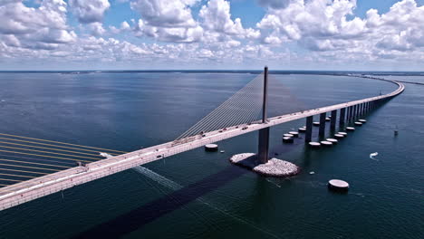 tramo principal del nuevo puente sunshine skyway con delfines estructurales en tampa bay, florida