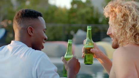 gelukkige diverse vrienden met drankjes cheering bij het zwembad in slow motion