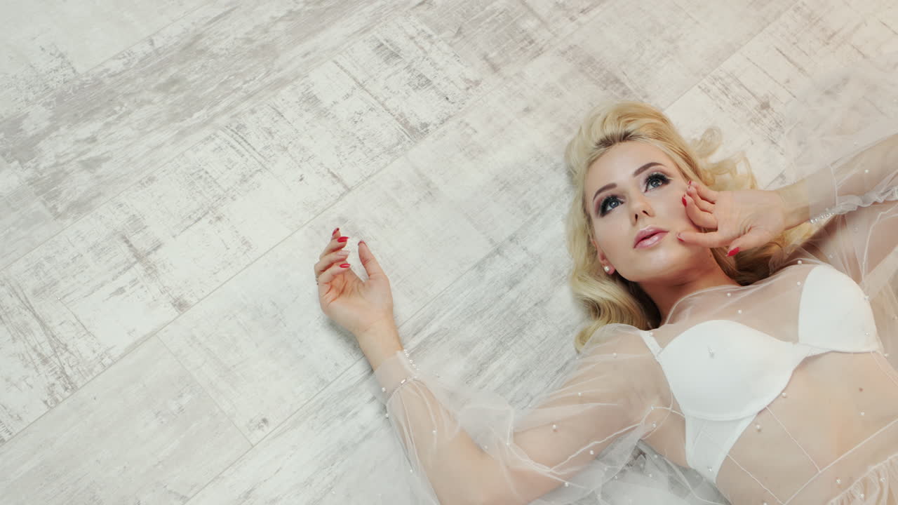 젊은 여자가 바닥에 누워 꿈 2