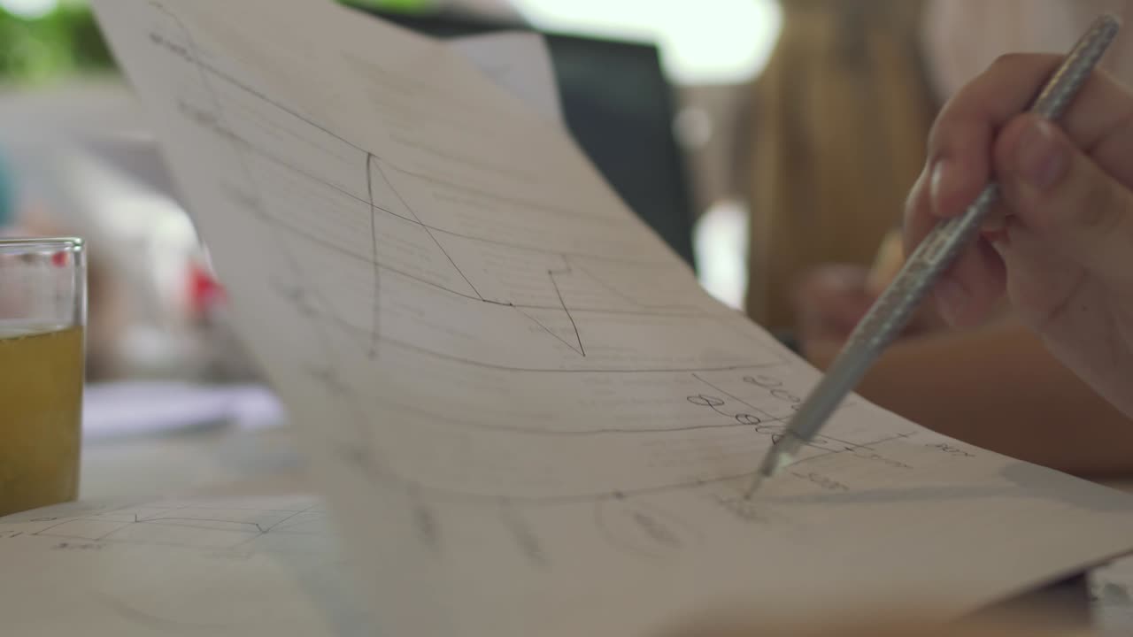 mujer dibujando en un gráfico