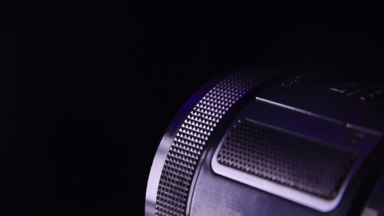 anillos de ajuste en movimiento en la lente de la cámara de video en la oscuridad-1
