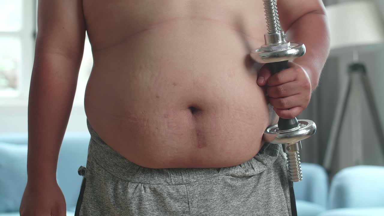 hombre con sobrepeso haciendo ejercicios abdominales con pesas