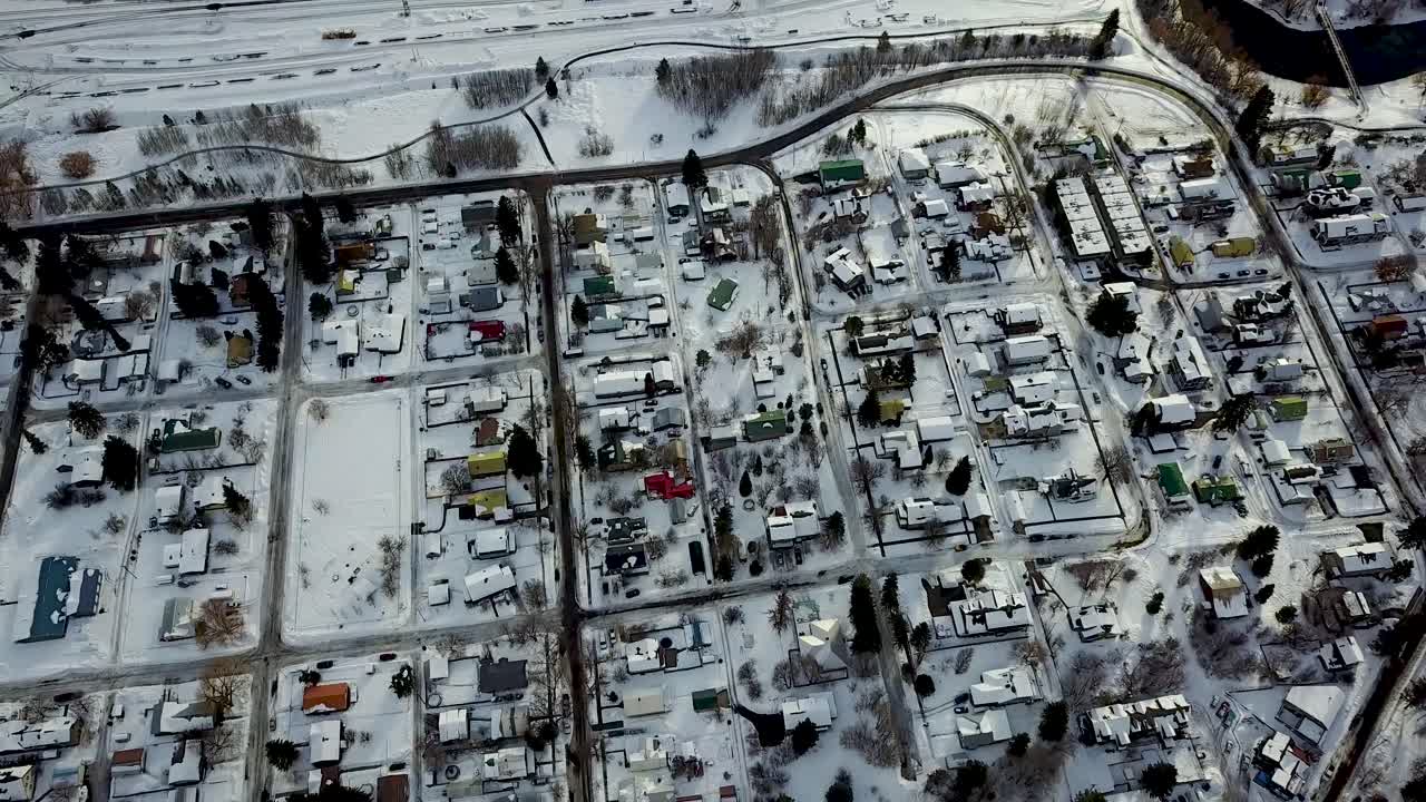 겨울 에 눈 인 작은 마을 을 날아다니는 공중 사진