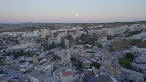salida de la luna en la ciudad de capadocia después del atardecer