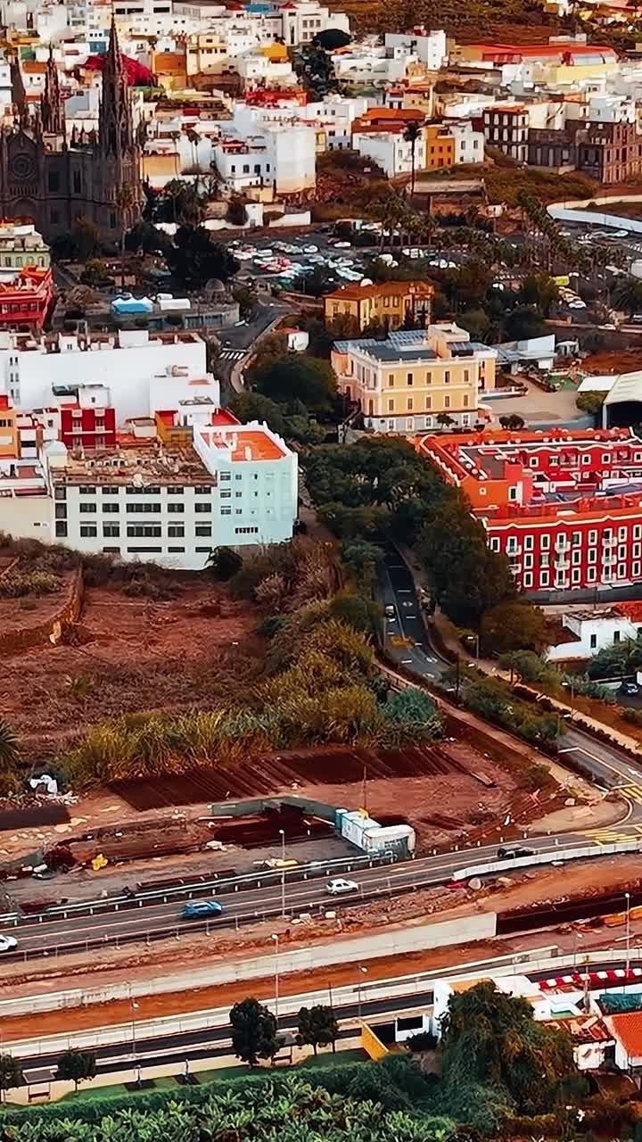 Strade, edifici e paesaggi naturali di Gran Canaria