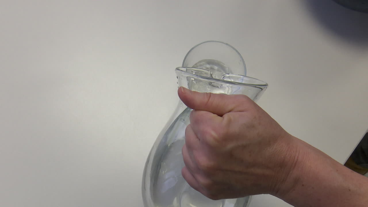 verter agua en los vasos