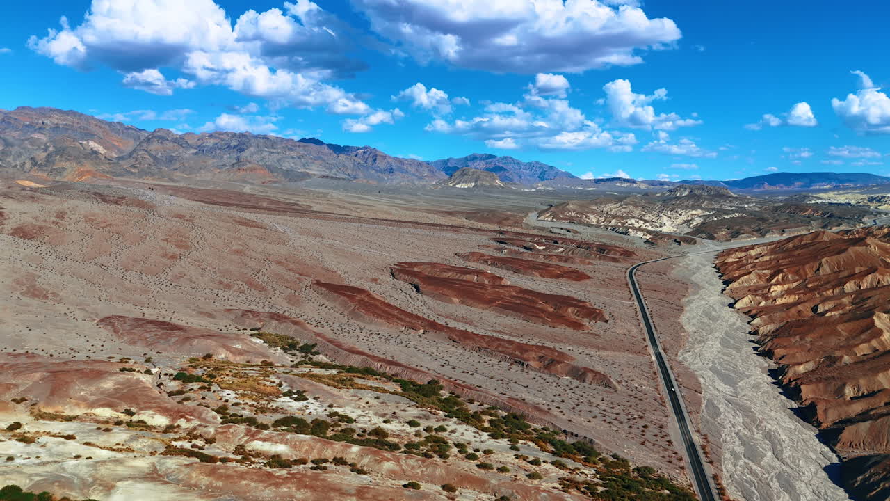 Vídeo del desierto entre rocas con crestas. Paisaje árido del Valle de la Muerte, California, Estados Unidos