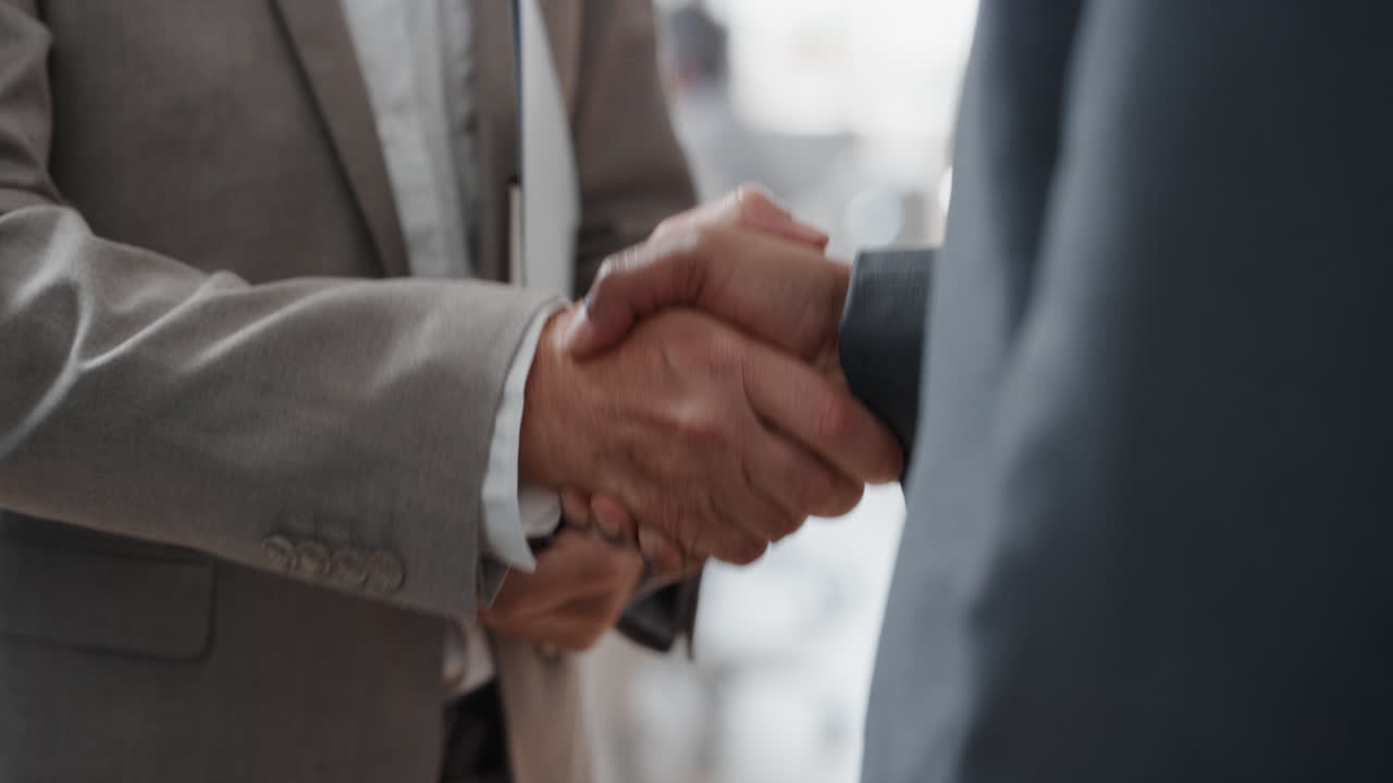 persone d'affari che si stringono la mano accordo di partnership aziendale opportunità di benvenuto per la cooperazione in ufficio