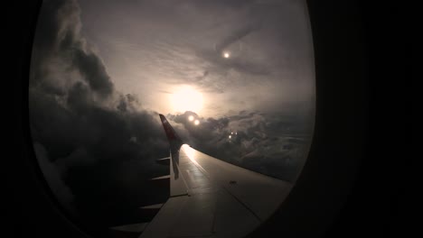 Sonnenuntergang-Und-Schöne-Wolken-Aus-Dem-Fenster-Des-Linken-Flügels-Des-Flugzeugs-Wecken-Reiseerinnerungen