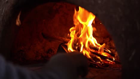 alguien aviva un fuego en una hoguera