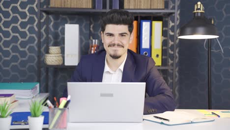 un hombre de negocios feliz y positivo mirando a la cámara.