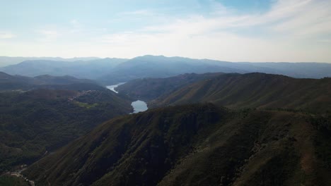 Gebirgstal-Und-Hügel-In-Portugal