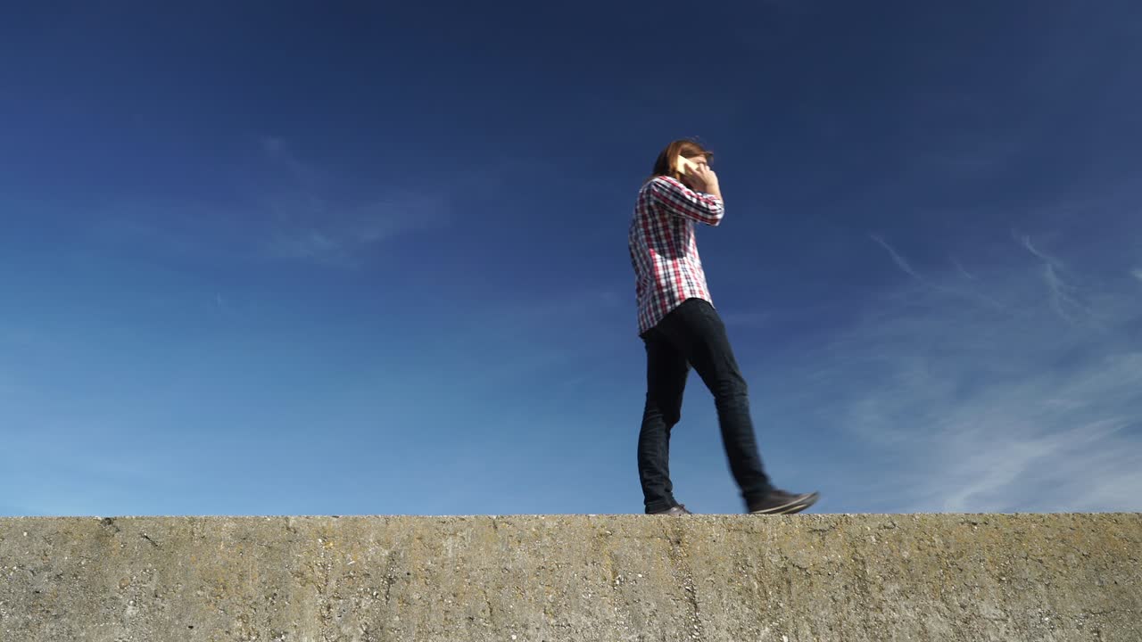 밖에서 고 있는 남자가 드폰 4k로 얘기하고 있다.