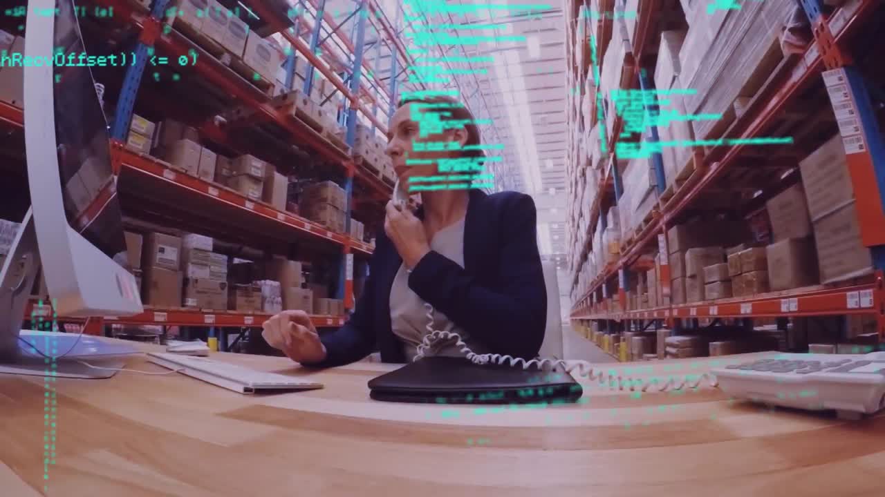 전화 를 하는 동안 컴퓨터 를 사용하는 여자