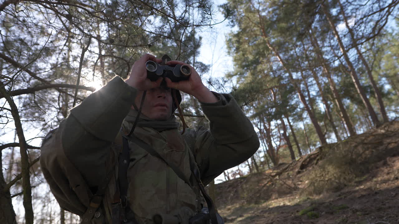 Tysk soldat fra Anden Verdenskrig observerer skoven