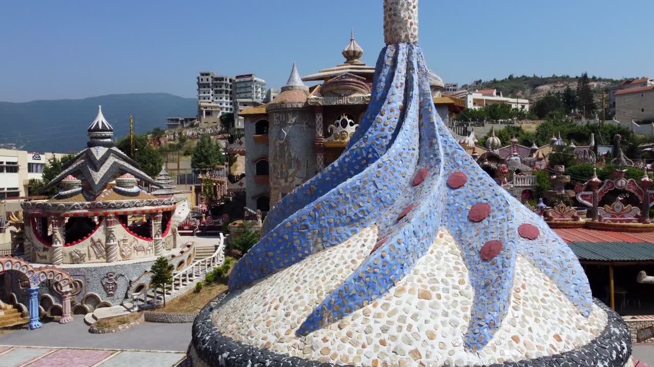 qasr el ahlam, 레바논 dennieh casa에 있는 bakhoun 마을의 다채로운 성 - 공중 드론 샷