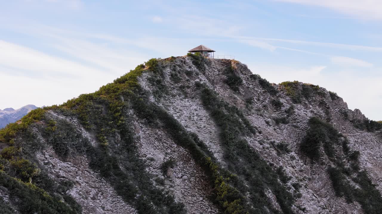 자랑스럽게 헤르조그스탠드 산 위에 서 있다.