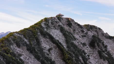 de pie orgulloso en la montaña de herzogstand