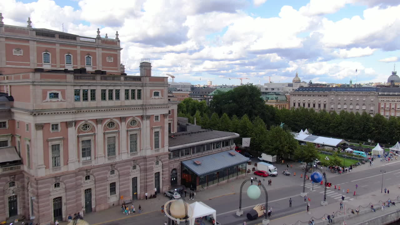 ascenso aéreo desde la ópera real sueca hacia el jardín del rey