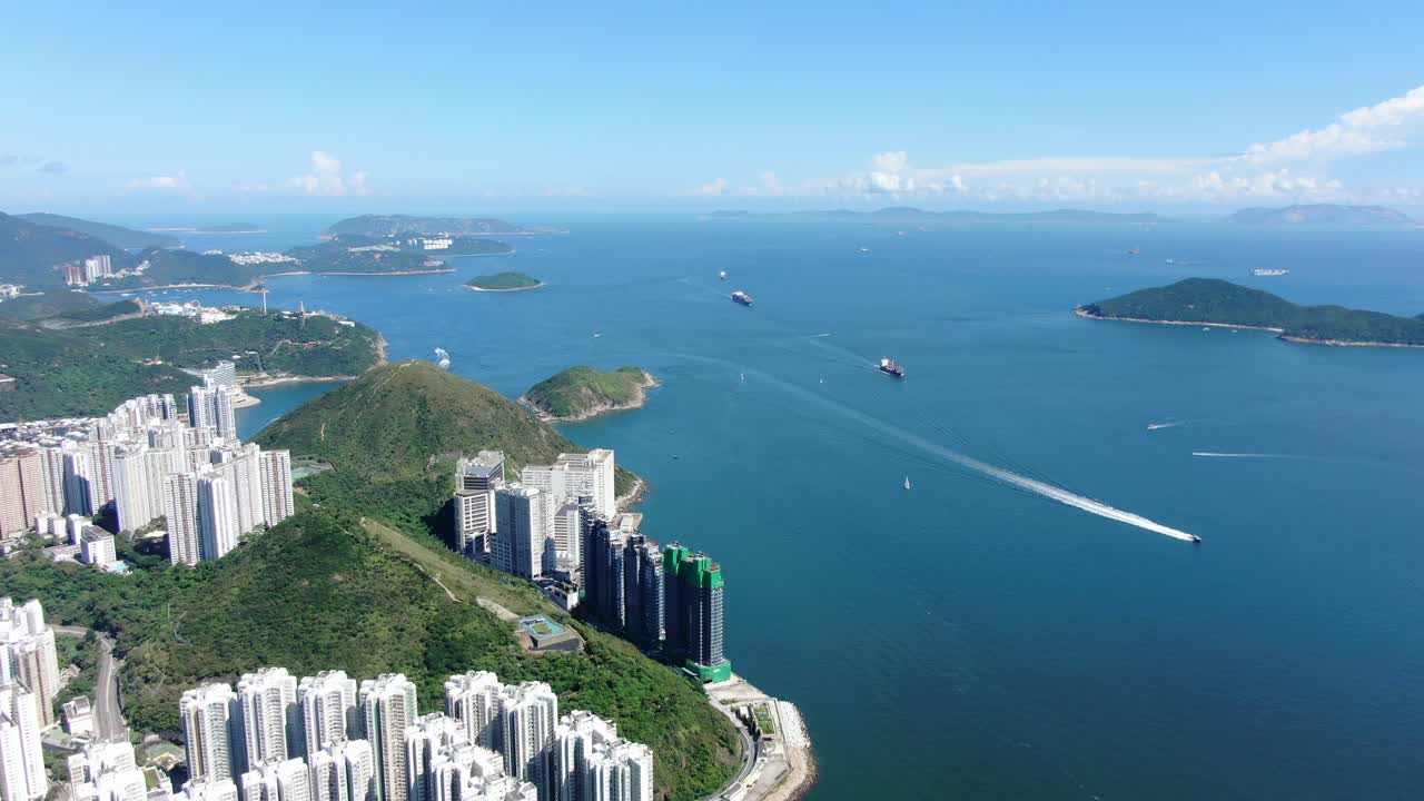 puerto de aberdeen y horizonte en el suroeste de la isla de hong kong en un hermoso día, vista aérea