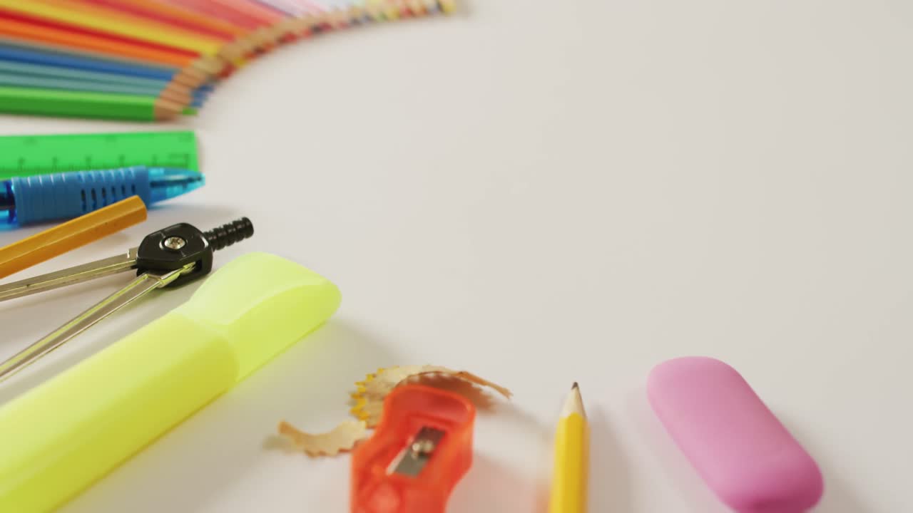 복사 공간과 함께  ⁇ 색 표면에 다채로운 크레이온과 학교 장비로 구성 된 비디오