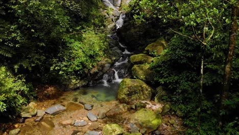 Sobrevuelo-Aéreo-De-4k-Sobre-Un-Puente-Al-Lado-De-Una-Cascada-En-Los-Bosques-De-Las-Colinas-De-Khasi,-Cheerapunji,-Meghalaya,-India