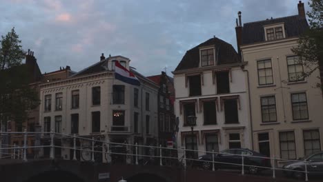 bandera holandesa colgada en la histórica vivienda estudiantil 'huize welgelegen' en la ciudad de los países bajos en el día nacional del rey