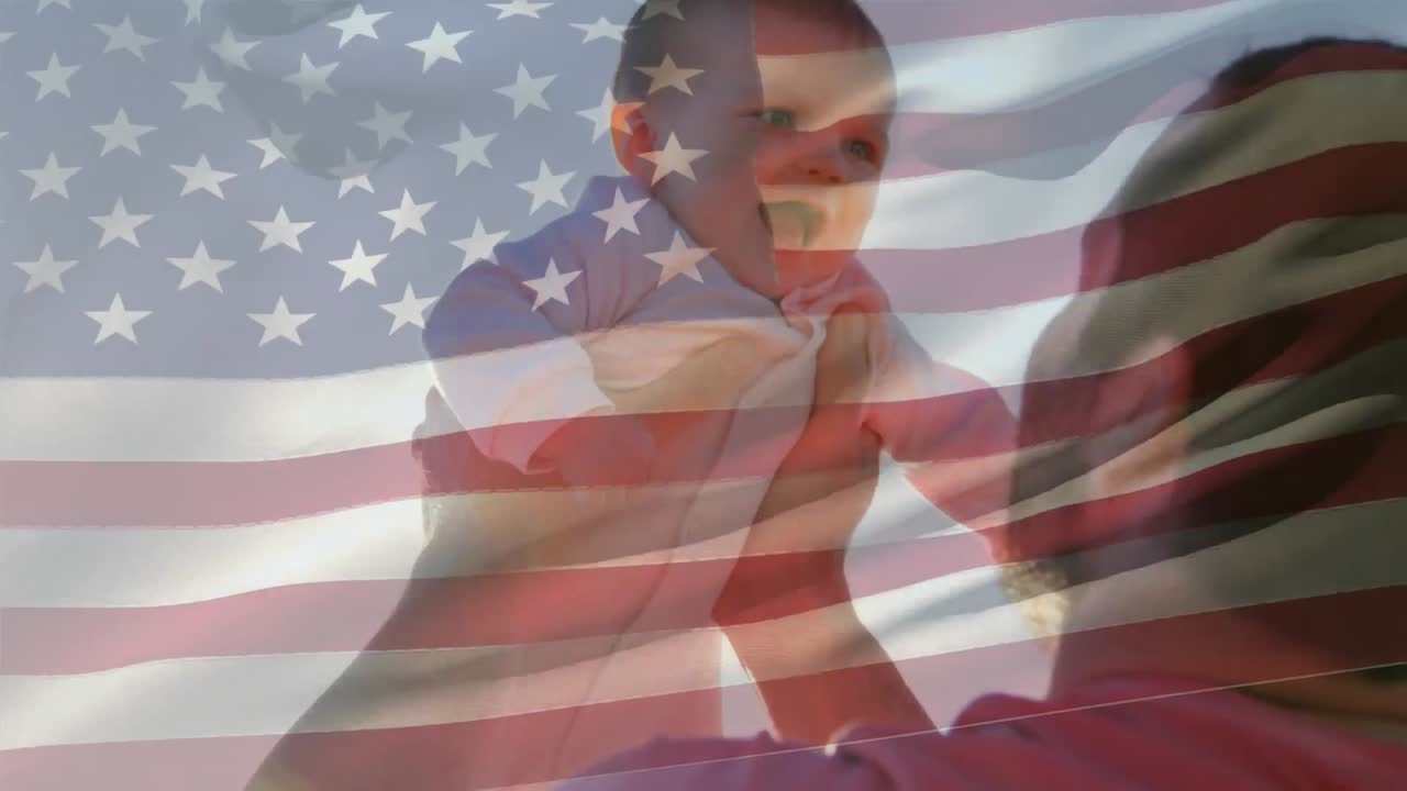 padre caucásico y su hijo con nosotros ondeando una bandera en primer plano