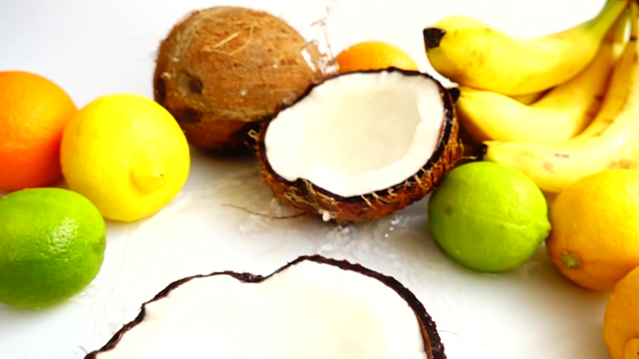 Cocco maturo e succoso che cade. Rallentatore.