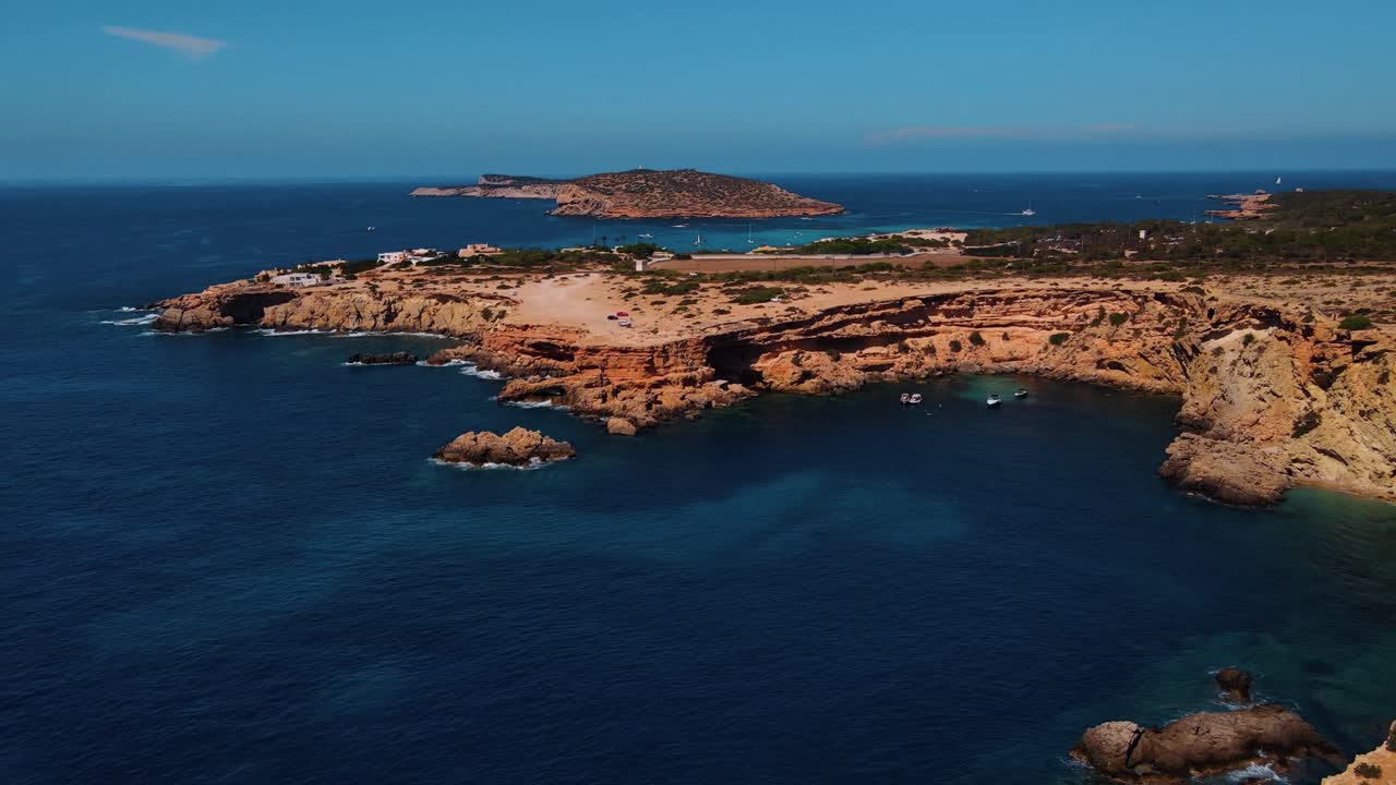 Veduta aerea sulle bellissime grotte d'acqua profonda a Sa Figuera Borda, Ibiza, Spagna