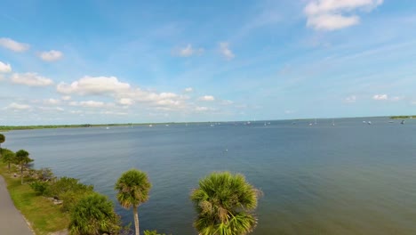 Río-Indio-Cerca-De-La-Ciudad-De-Titusville-Florida-En-Una-Hermosa-Mañana-Con-Palmeras-Y-Nubes