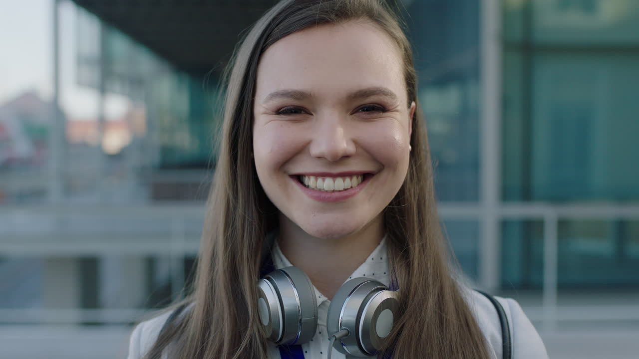 retrato de una joven mujer de negocios internista corporativa exitosa estudiante morena alegre