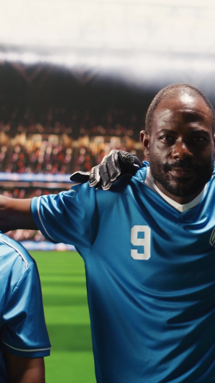 Retrato em Vídeo Vertical de diversos jogadores de futebol com camisa azul posando com confiança.