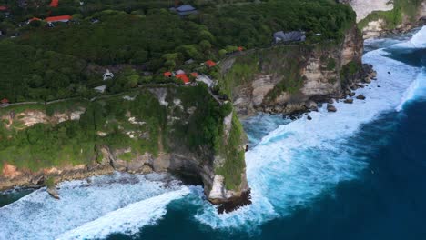 Vista-Aérea-Del-Templo-De-Uluwatu-En-El-Sur-De-Kuta,-Badung,-Bali,-Indonesia.