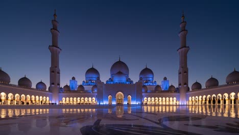 el paso del tiempo del centro de la gran mezquita del jeque zayed, abu dhabi. la mezquita más grande de los emiratos árabes unidos o uae. edificio de arquitectura blanca musulmana o islámica. atracción turística emblemática.