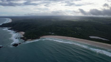 Paisaje-Idílico-En-Broken-Head-Beach-En-Byron-Bay,-Nueva-Gales-Del-Sur,-Australia---Panorámica-Aérea