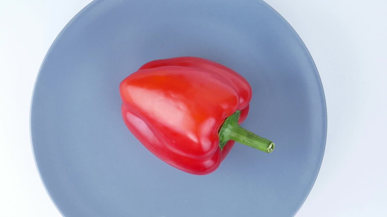 la pimienta roja gira en un plato. comida. video.