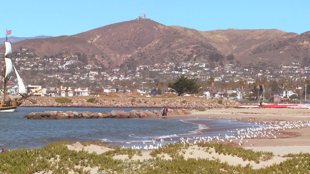 una goleta alta navega hacia el puerto de ventura 1