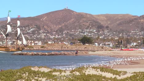 Una-Alta-Goleta-Navega-Hacia-El-Puerto-De-Ventura-1