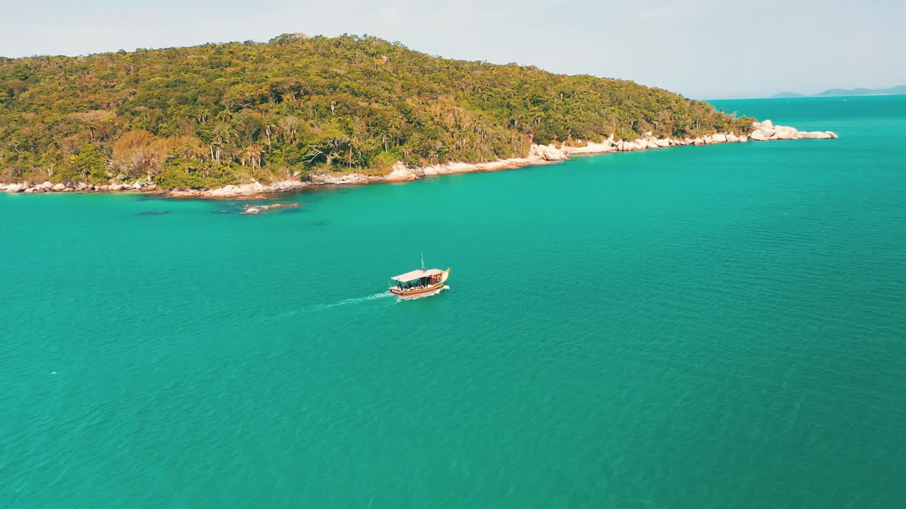열대우림 섬 근처의 청록색 브라질 바다에 있는 보트의 아름다운 열대 풍경 공중 전망