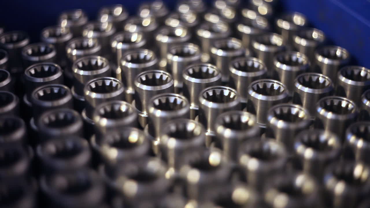 billetes metálicos almacenados en el almacén. partes metálicas almacenadas en el almacén. parte de la máquina