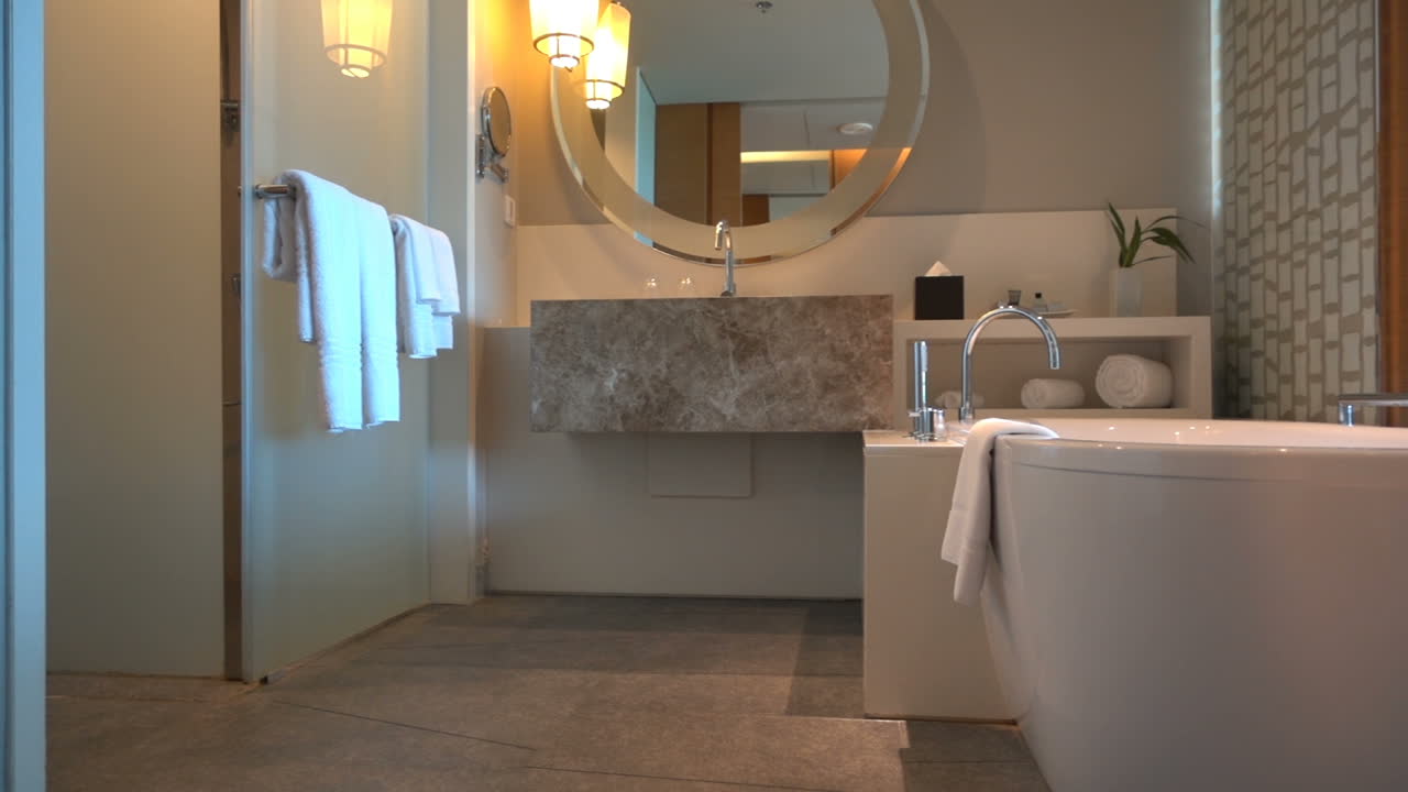 Ripresa panoramica di un bagno di hotel di lusso, in un lussuoso resort vacanze