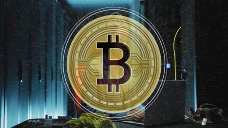 animación de bitcoin y procesamiento de datos sobre ingeniero informático femenino biracial por servidores informáticos