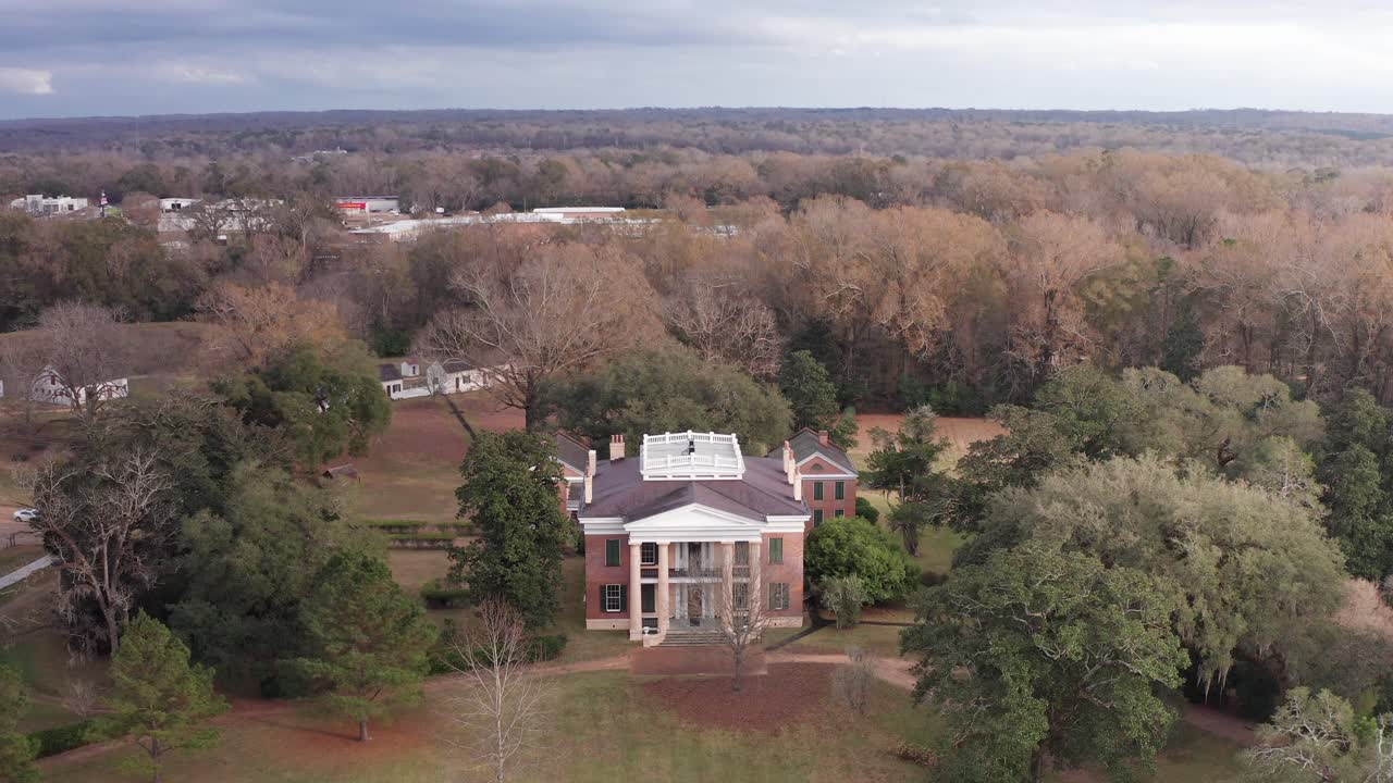 primer plano descendente de la casa de la plantación de melrose en natchez, mississippi
