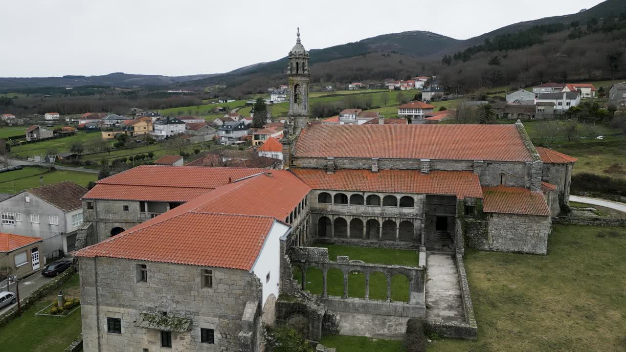 órbita que establece el monasterio y el patio de santa maría de xunqueira