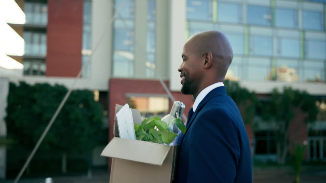 un hombre de negocios que deja su trabajo.